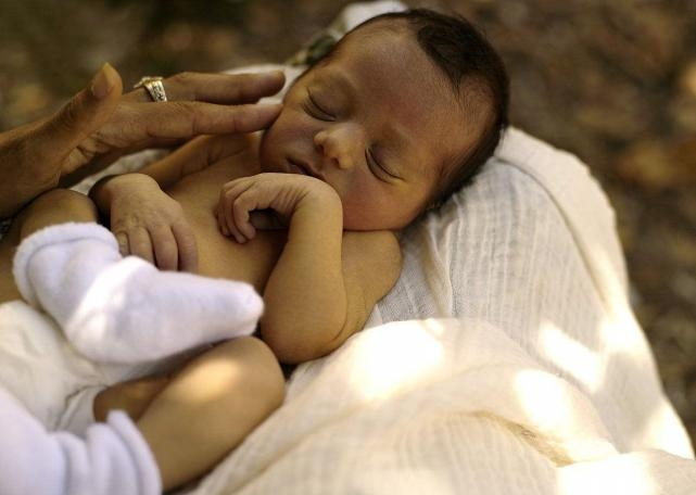 新生兒黃疸是怎么回事？真的和母乳喂養(yǎng)有關(guān)系嘛？