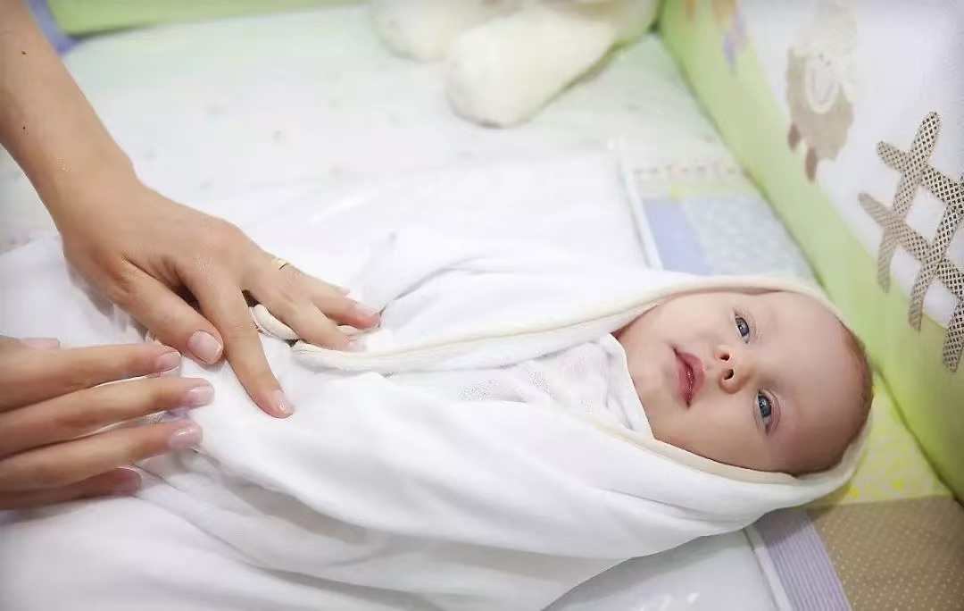 滿月的寶寶長濕疹了，太小了又不敢抹藥膏，應該怎樣幫寶寶緩解？這里是一些去濕疹的方法匯總！媽咪們驚呼：太好用了吧~