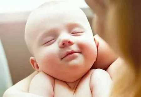 孩子出生后前三天，產(chǎn)媽做好這4件事，寶寶生長(zhǎng)發(fā)育才不掉隊(duì)