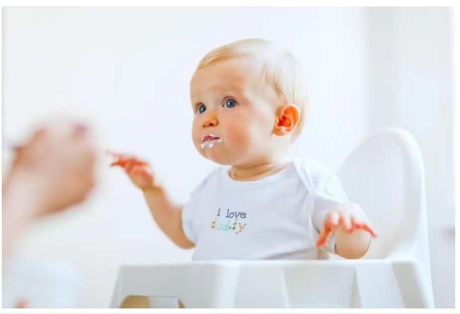 別再過(guò)度喂養(yǎng)，寶寶可能承受不了